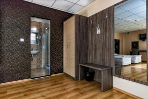 Pokój z łazienką z łóżkiem i lustrem w obiekcie Hotel City w Burgas +124 zdjęcia