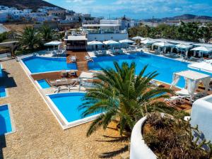 widok na basen w ośrodku w obiekcie Chora Resort Hotel & Spa w mieście Chora Folegandros