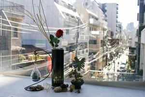 新宿都心JR山手线步行3分钟家庭组团出游首选东京市景韩国步行街免费WiFi陽台或露臺