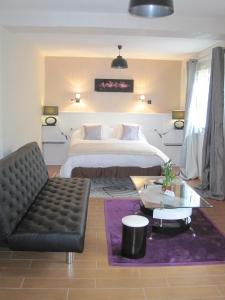 - une chambre avec un lit, une chaise et une table dans l'établissement Hotel Restaurant Rive Gauche, à Bessines-sur-Gartempe