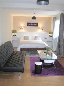 Ένα ή περισσότερα κρεβάτια σε δωμάτιο στο Hotel Restaurant Rive Gauche