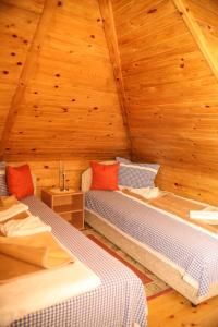 Un pat sau paturi într-o cameră la KULA DAMJANOVA-Komnenovo selo