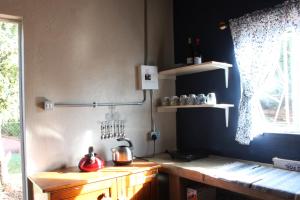 una cucina con bancone in legno e parete blu di Rustic Country Cottage a White River