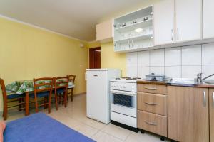 Una cocina o zona de cocina en Apartments Posavec