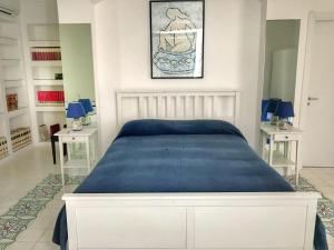 
A bed or beds in a room at La Belle Vie B&B

