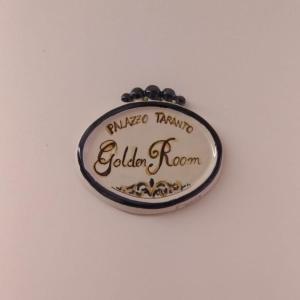 Una señal que dice la habitación dorada de Silver Trinity en Palazzo Taranto Luxury Rooms, en Caltagirone