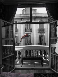 una ventana con un banco frente a un edificio en Andromeda Hotel Thessaloniki, en Tesalónica