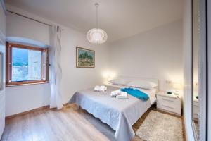 Un pat sau paturi într-o cameră la Demaria apartman u Komiži s pogledom na more