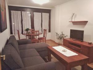 uma sala de estar com um sofá e uma mesa em Espumeru, apartamento en Llanes em Llanes