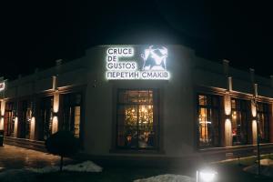 budynek z oświetlonym znakiem w nocy w obiekcie Cruce de Gustos w Iwano-Frankiwsku