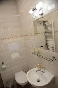 A bathroom at Green Island in the downtown with free parking