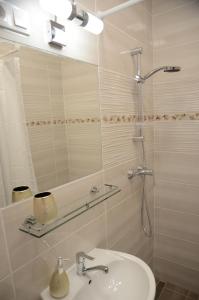 A bathroom at Green Island in the downtown with free parking