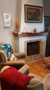 ブアルコスにあるVilla da Melisのリビングルーム(椅子2脚、暖炉付)