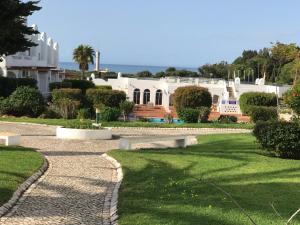 
A garden outside Sea & Golf Vila Gaivota

