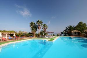 Bazén v ubytování Clara Resort nebo v jeho okolí
