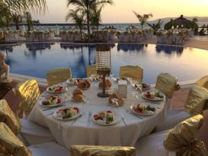 호텔 내부 또는 인근 먹을 거리