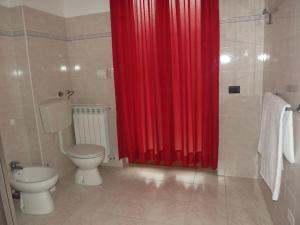 Bathroom sa Affittacamere Pone