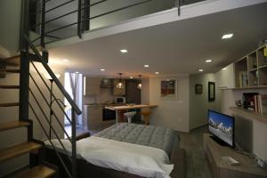 een slaapkamer met een bed en een bureau in een kamer bij VILLA ROSA in Napels