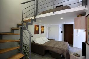 een slaapkamer met een hoogslaper en een trap bij VILLA ROSA in Napels