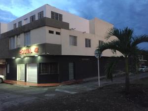 un edificio con una palmera delante de él en Hotel 42 Avenida, en Palmira