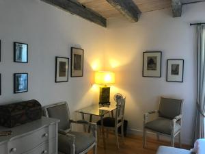 a room with a table and chairs and a lamp at Manoir de Rieuzal in Loubressac