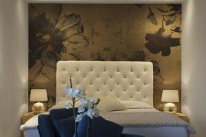 龙基德伊莱焦纳里TiAMo Modern Design Guest House的卧室里有一张白色的大床，床上摆着鲜花