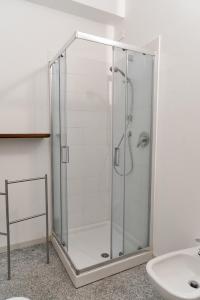 La salle de bains est pourvue d'une douche en verre et d'un lavabo. dans l'établissement Pescalina - Pescate, à Pescate