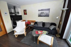 ein Wohnzimmer mit einem Sofa und einem Tisch in der Unterkunft Ferienwohnung-in-Prien in Prien am Chiemsee