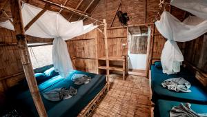 Zimmer mit 2 Betten in einem Holzzimmer in der Unterkunft Green View Beach Resort in Ko Lipe + 53 Fotos