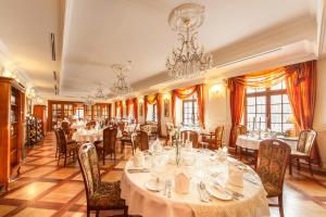 Reštaurácia alebo iné gastronomické zariadenie v ubytovaní Rezydencja Dwór Polski