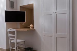 a room with a computer monitor on a desk next to a door at Trapetum-Salento domus in Cursi