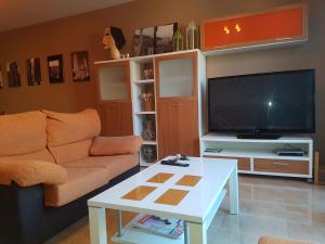 Televízia a/alebo spoločenská miestnosť v ubytovaní Atico Duplex Llandells 21