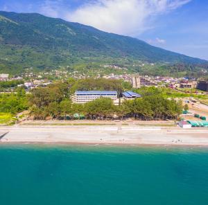 una vista aerea su una spiaggia con un resort di Wellness Park Hotel Gagra All-Inclusive a Gagra