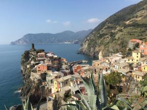 un pueblo al lado de una montaña al lado del agua en Chiara rooms, en Vernazza