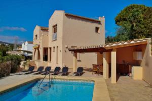 Villa con piscina y casa en Emma - sea view holiday home with private pool in Benissa, en Benissa