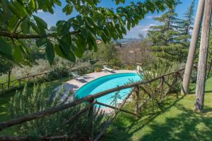 Vista sulla piscina di Agriturismo La Montagnola o su una piscina nei dintorni