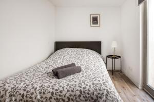 リールにあるCharmant appartement au coeur du Vieux Lilleのベッドルーム1室(大型ベッド1台、グレーの毛布付)