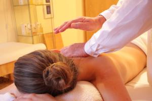 Una donna che riceve un massaggio da un terapista. di Dimora Pascali Holiday - " Home & Relax " a Polignano a Mare