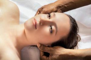 Una donna che si fa curare il viso da un massaggiatore. di Dimora Pascali Holiday - " Home & Relax " a Polignano a Mare