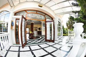 um átrio de um edifício com um tecto de vidro em Pashas Princess by Werde Hotels - Adult Only em Kemer