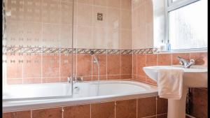 Vannituba majutusasutuses Pippin, Tranquil Scottish Cottage with Hot Tub +30 fotot