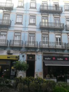 un edificio con balcones en un lateral en Residencial do Sul en Lisboa