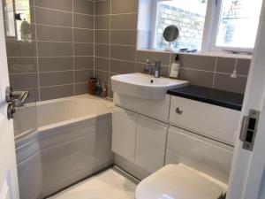 Un baño con lavabo, bañera e inodoro. en 200m To Botanical Garden 3 Bedroom Victoria House, en Cambridge 20 fotos más