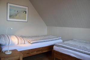 ビューズムにあるHaus Amrum 21のベッドルーム1室(ベッド2台付)が備わります。壁に絵が描かれています。