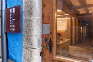 タラゴナにあるHostal 977の建物脇の看板付き扉 +37枚の写真