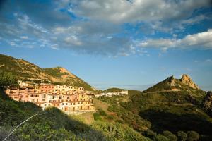 un village sur le flanc d'une montagne dans l'établissement Arromaniu, à Nebida