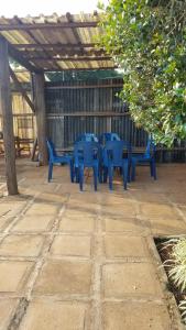 un gruppo di sedie blu sedute in un patio di Rustic Country Cottage a White River