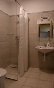 Kúpeľňa v ubytovaní Harang Panzió