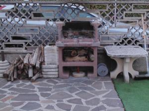 a model of a barbecue with a bench and a table at Appartamento per brevi periodi "Michélmabel" in Bergamo