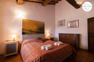 una camera da letto con un letto e due asciugamani di Casa Coccinelle a Mazzolla
